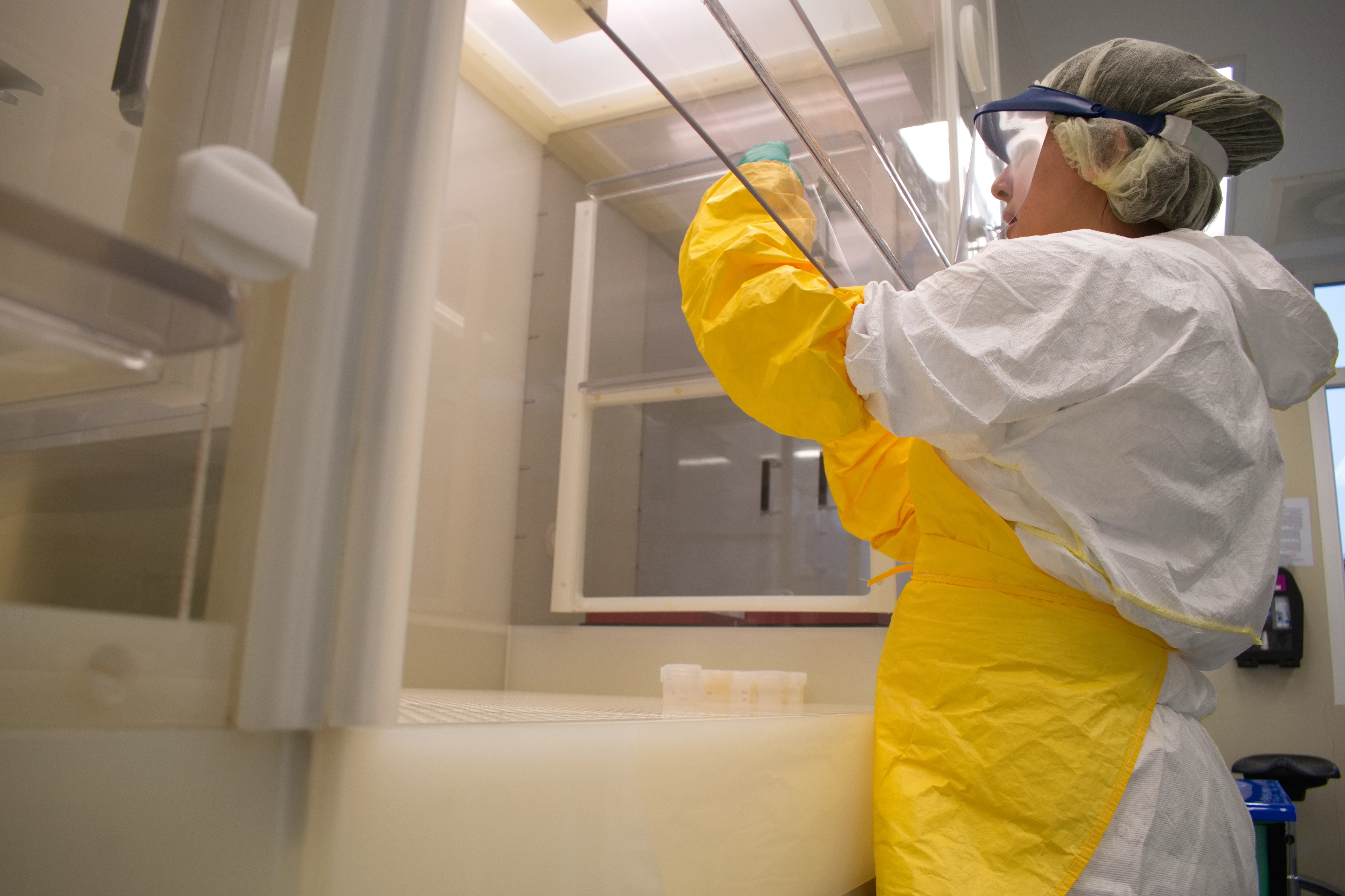 Dr. María Varas-Reus in the cleanlab at GUZ Tübingen